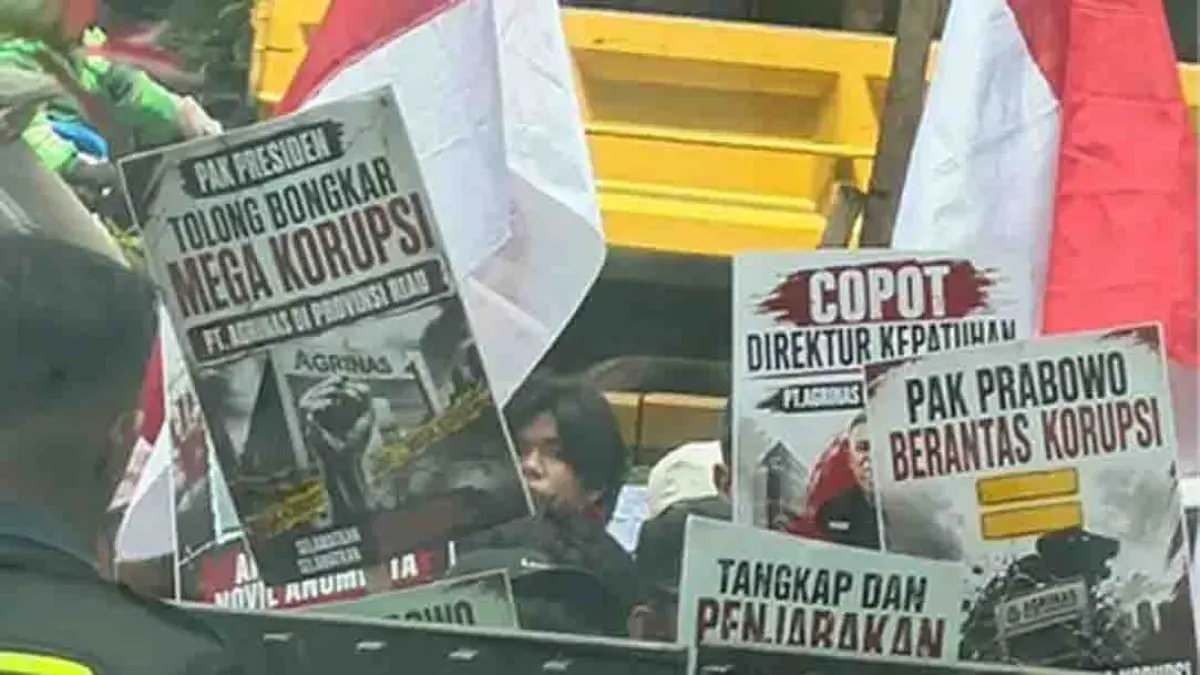 Massa menggelar aksi demonstrasi di Kantor Pusat PT Agrinas Palma Nusantara (Persero), Menara Agrinas Palma, Jalan Rasuna Said, Jakarta Selatan, Rabu (2/9/2026). (FOTO ISTIMEWA - Riau Pos)