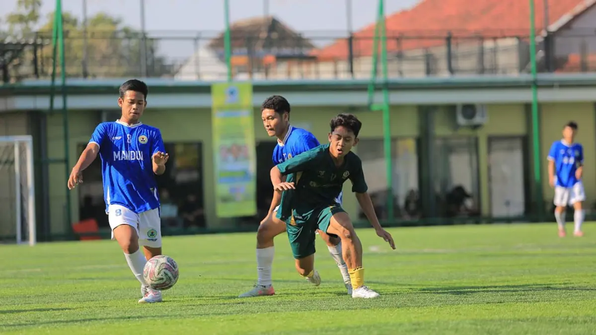 SENGIT: MAN 2 Kota Madiun saat menghadapi MAN 2 Ponorogo di babak semi final Bahlil Mini Soccer Zona Madiun di Gontor Mini Soccer, Jumat malam (4/9). (BAGAS BIMANTARA/JAWA POS RADAR MADIUN)
