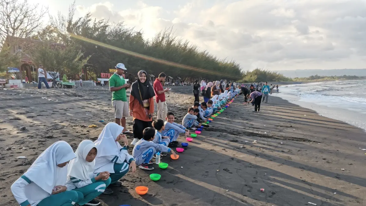 SORE HARI : 100 siswa dari dua sekolah melepasliarkan 100 Tukik di Pantai Pulau Santen bersama Bhakti BCA. Pelepasliaran ini dilaksanakan pada Kamis (3/9). (Wiyanto untuk RadarBanyuwangi.id)