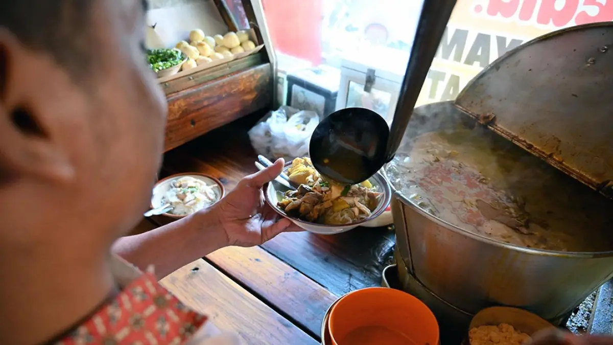Soto legendaris di Simpang Lima Banyuwangi bertahan sejak 1980-an. (Ramada Kusuma/Radar Banyuwangi)