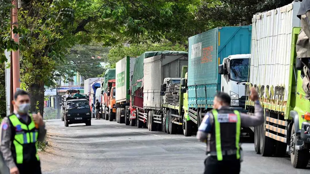 Antrean kendaraan di Pelabuhan Ketapang tembus 15 kilometer ke arah Wongsorejo, Banyuwangi. (Ramada Kusuma/Radar Banyuwangi) 