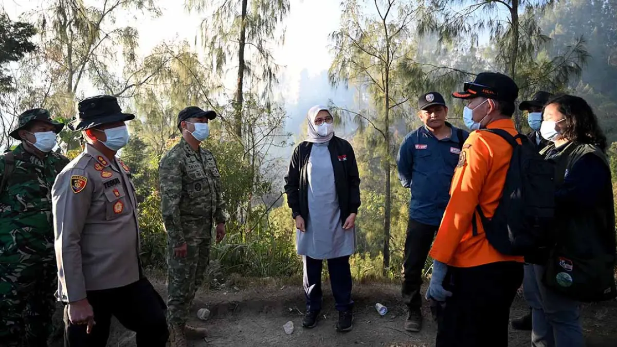 Bupati Ipuk didampingi pejabat Forkopimda dan BBKSDA mengecek kebakaran di Ijen, sore kemarin (4/9). Untuk mempercepat pemadaman, Pemkab akan mengajukan water bombing ke pemerintah pusat. (Ramada Kusuma/Radar Banyuwangi)