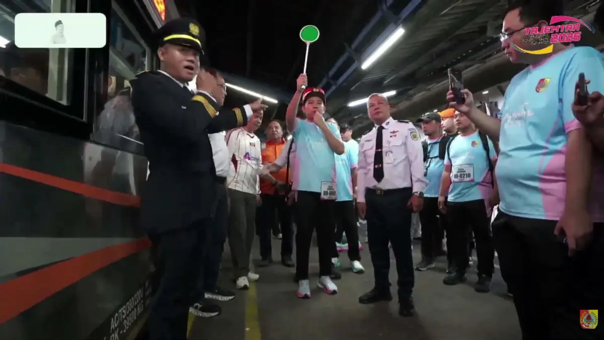 Bupati Jember Muhammad Fawait melepas keberangkatan KLB Tajemtra yang membawa 350 peserta dari Stasiun Jember menuju Stasiun Tanggul, Sabtu (5/9). (YouTube/Pemkab Jember)