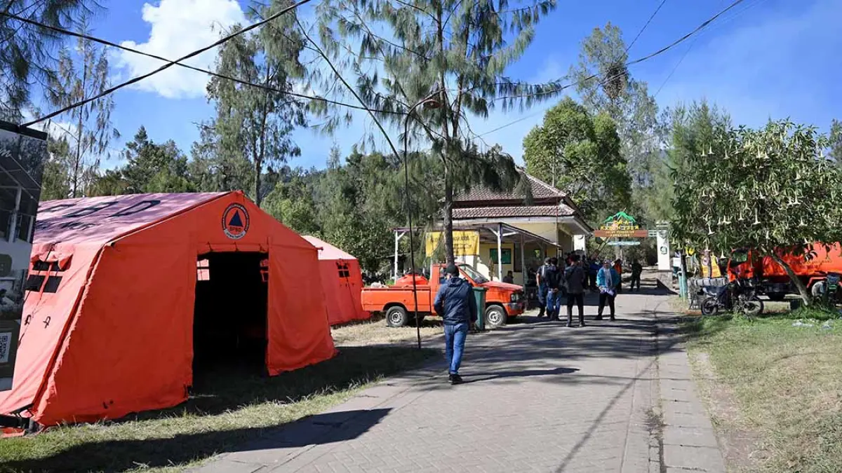 Karhutla Ijen meluas mendekati Pondok Bunder. BPBD Banyuwangi mendirikan pos pemantauan di Paltuding dan menyiagakan petugas serta peralatan. (Ramada Kusuma/Radar Banyuwangi)
