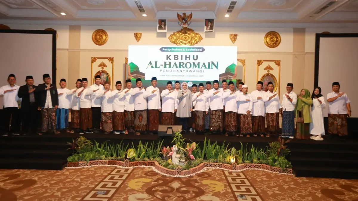 Pengurus KBIHU AL-Haromain yang diketuai H. Herman Suyitno usai dikukuhkan di Ball Room Hotel Aston, Jumat (4/9). (Akbar untuk Radar Banyuwangi)
