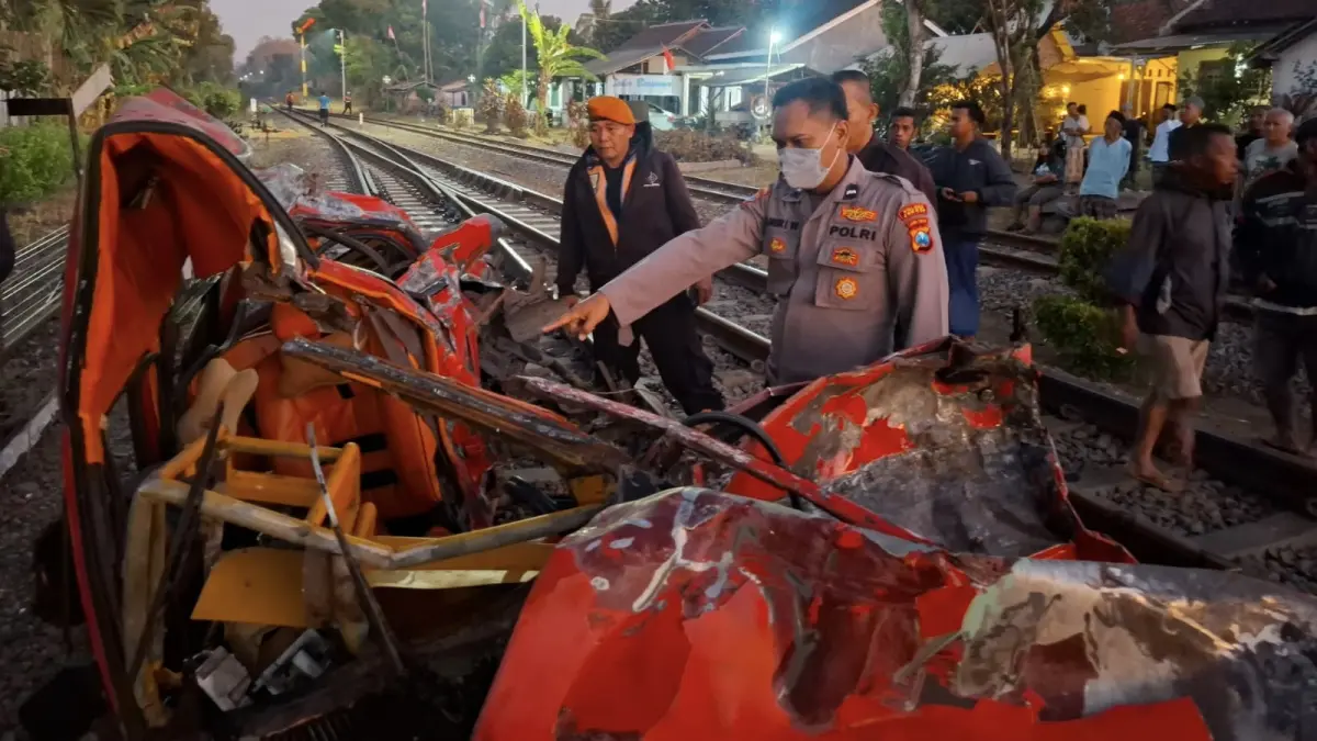 Petugas melakukan pengamanan di lokasi insiden KA Wijaya Kusuma dengan sebuah mobil di perlintasan sebidang JPL 108 kawasan Bangsalsari, Jember, Sabtu (5/9) dini hari. (KAI)