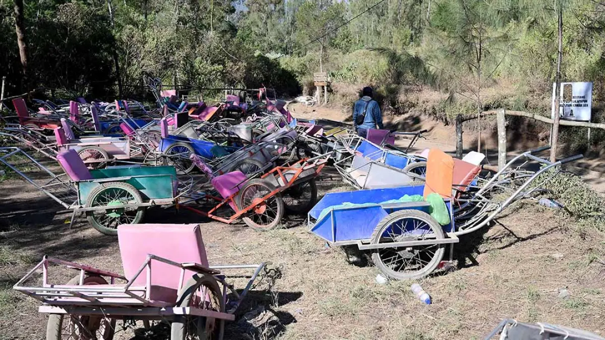 Puluhan ojek troli terpaksa parkir di Paltuding gara-gara kawasan Ijen terbakar. (Ramada Kusuma/Radar Banyuwangi)