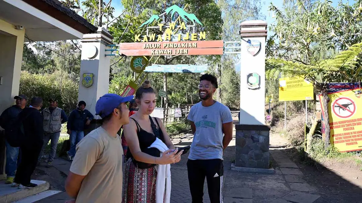 Rencana bulan madu wisatawan Perancis di Ijen berantakan, Kevin gagal lihat blue fire karena kawasan pendakian mengalami kebakaran. (Ramada Kusuma/Radar Banyuwangi)