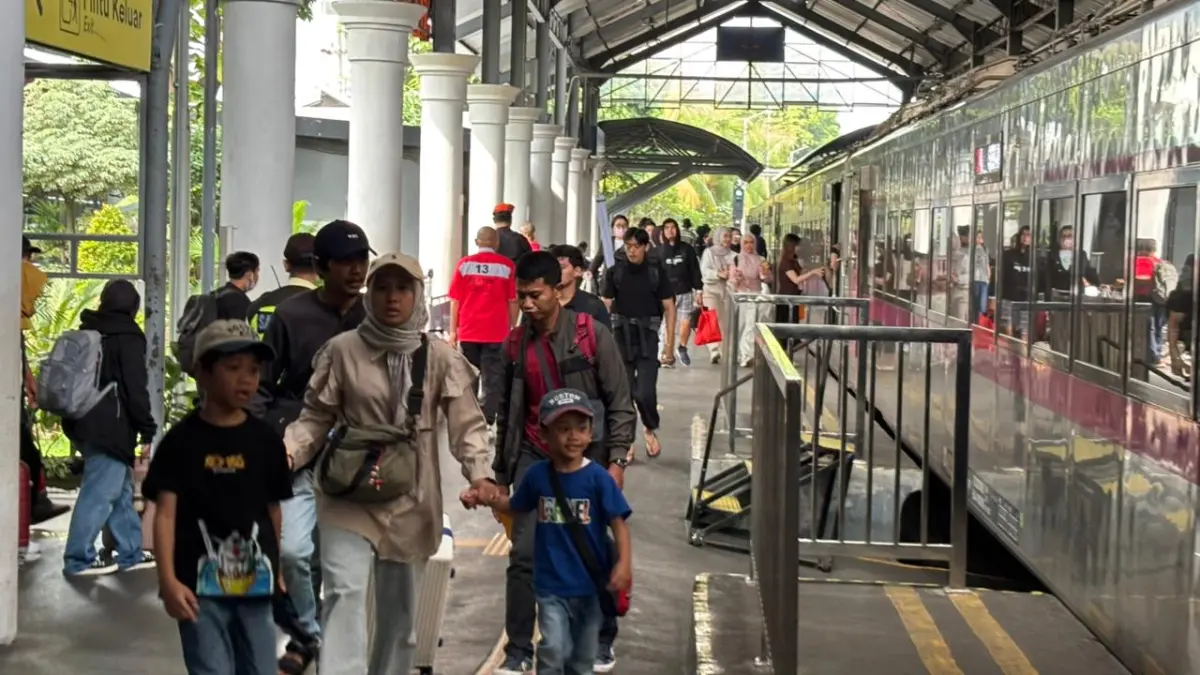 Sepanjang Agustus 2026, sebanyak 1.142.683 pelanggan tercatat naik dan turun di wilayah Daop 8 Surabaya, meningkat sekitar 17 persen dibandingkan periode yang sama tahun sebelumnya. (KAI)
