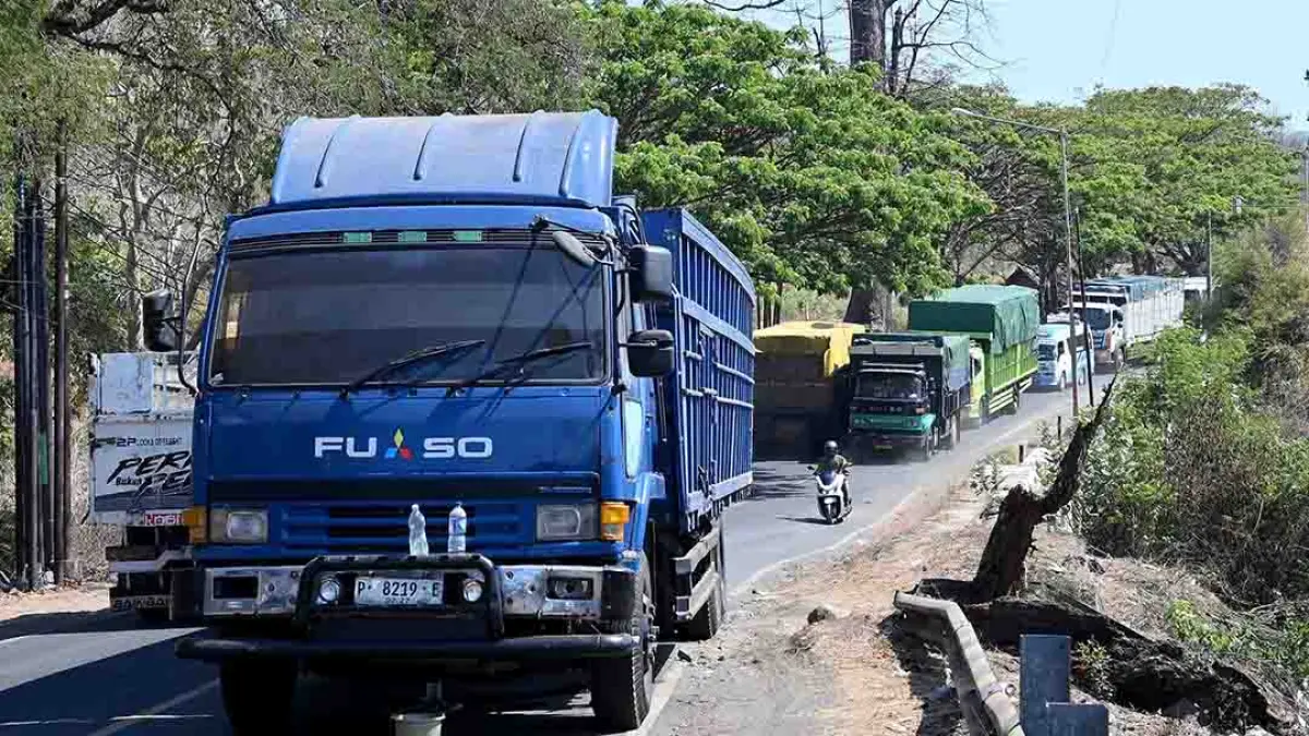 TAK BISA BERGERAK: Kendaraan pengangkut logistik terjebak macet berjam-jam di dekat wisata Watudodol ketapang, Banyuwangi, sejak Jumat (4/9). (Ramada Kusuma/Radar Banyuwangi)