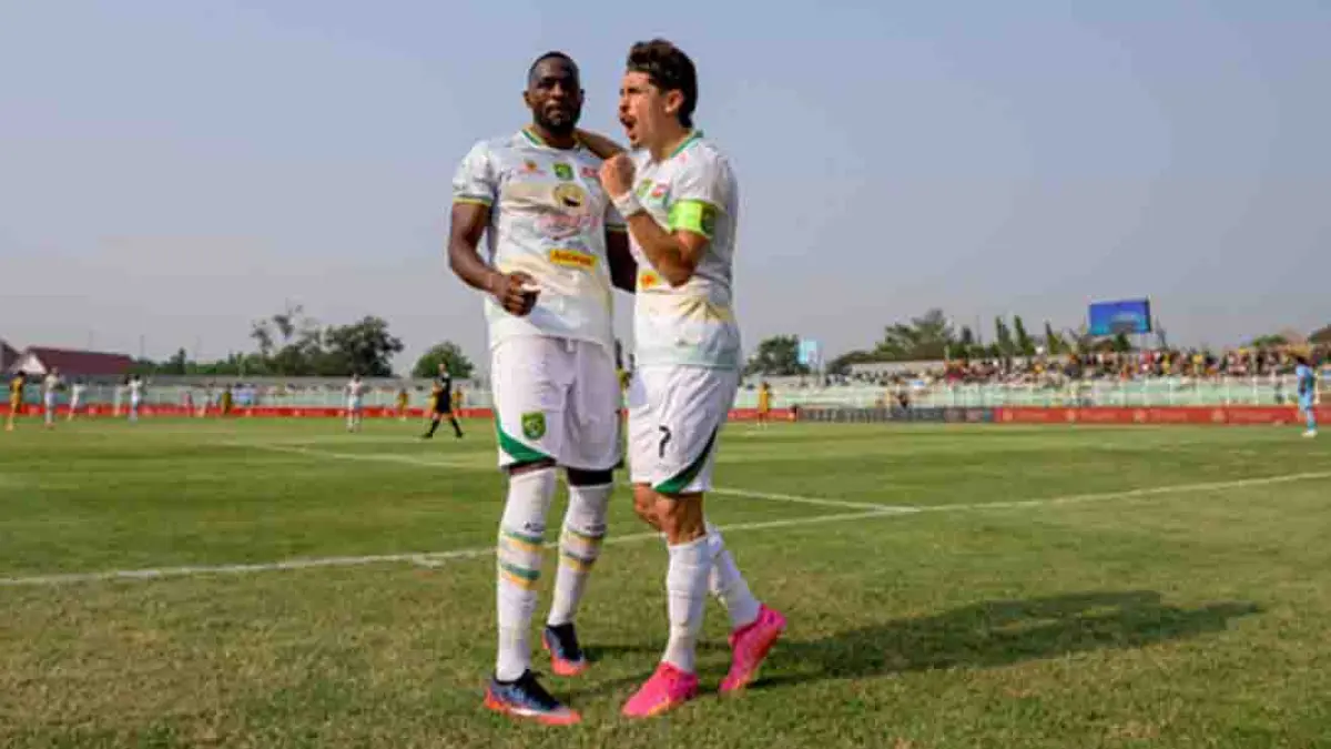 Yann Mabella dan Francisco Rivera sedang merayakan gol di laga melawan Bhayangkara Presisi Lampung FC. (Persebaya)