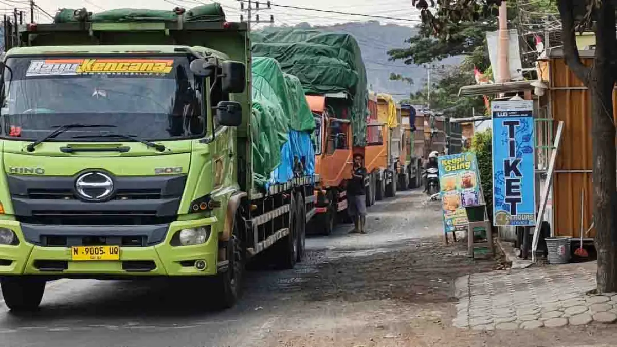 Antrean kendaraan di Pelabuhan Ketapang mencapai 13 kilometer. (Ramada Kusuma/Radar Banyuwangi)