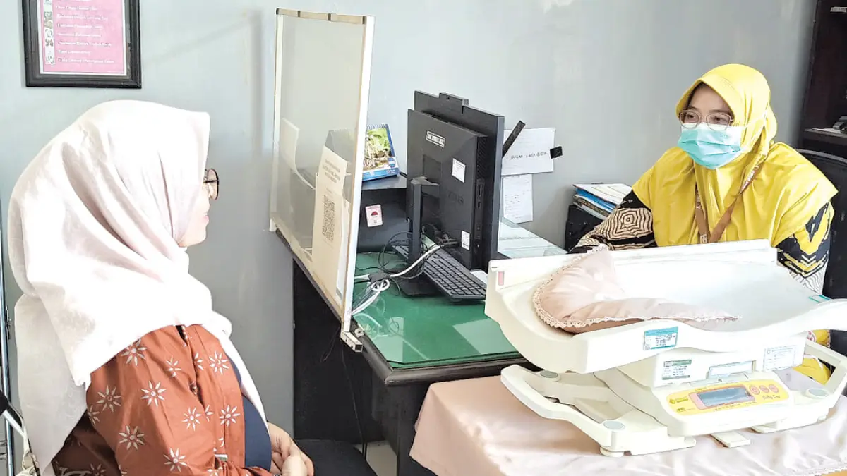 BERI SOLUSI: Kepala Puskesmas Sobo Bdn Yulianingsih SST MMkes saat melayani konsultasi ibu hamil beberapa hari lalu. (Ramada Kusuma/Radar Banyuwangi)