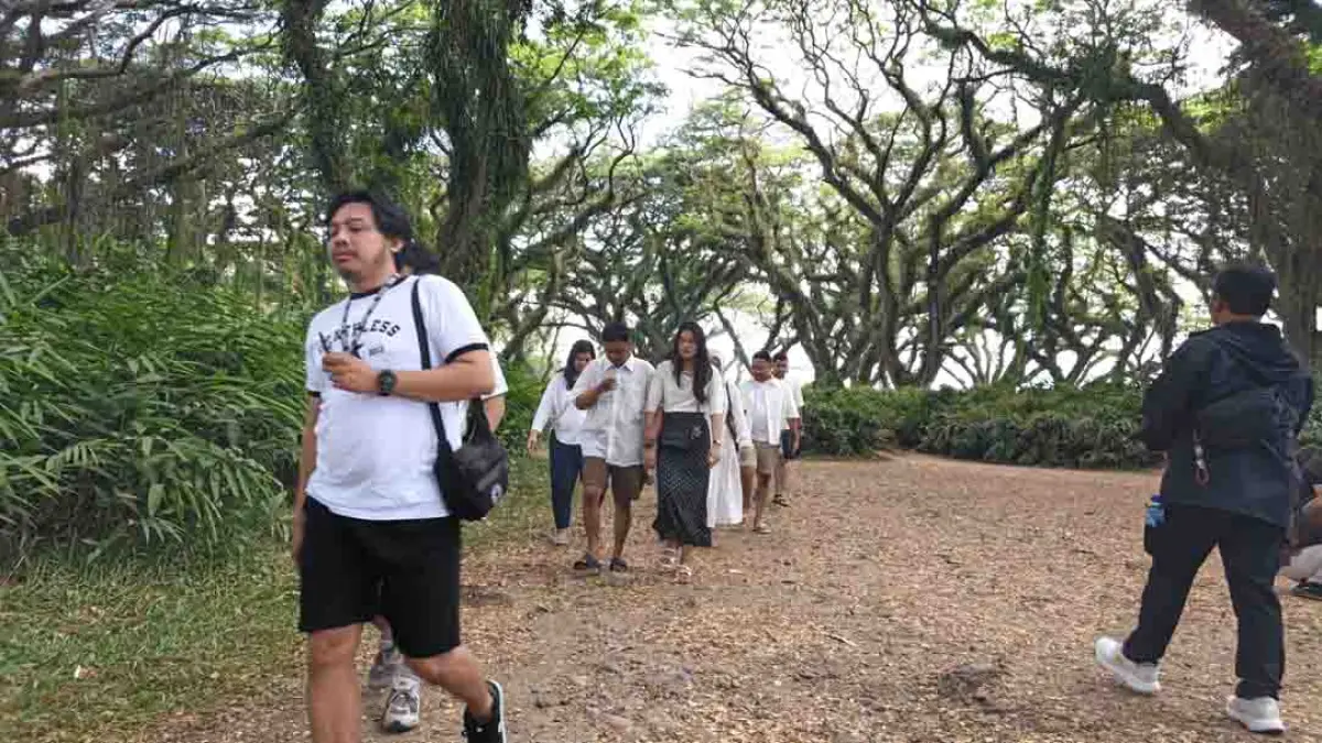 BERWISATA: Wisata hutan tengah pemukiman Djawatan Desa Bebculuk, Kecamatan Cluring, didatangi ribuan pengunjung, Minggu (6/9). (Zamrozi Wahyu/Radar Banyuwangi)