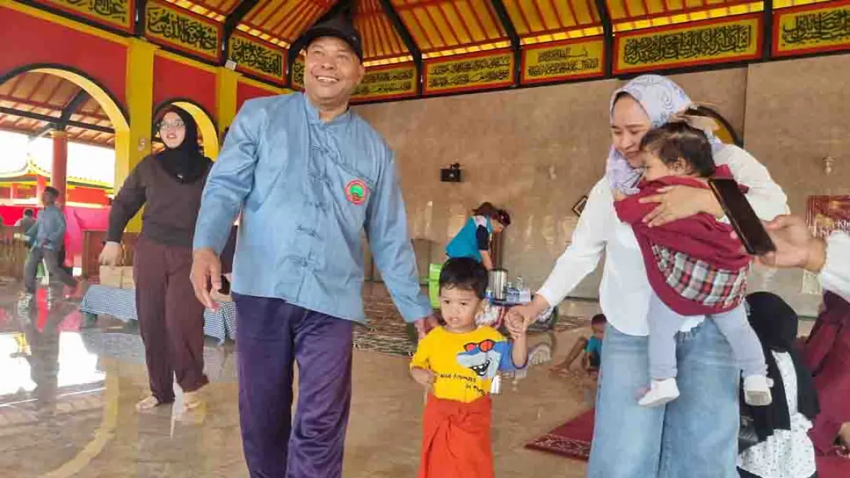 GEMBIRA: Puluhan anak di Banyuwangi mengikuti khitan massal gratis yang digelar Masjid Muhammad Cheng Hoo Banyuwangi, Minggu (6/9). (Fredy Rizki/Radar Banyuwangi)