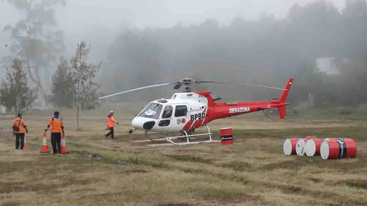 Helikopter waterbombing siaga di Paltuding, Kawah Ijen. (M Ksatria Raya/Radar Banyuwangi)