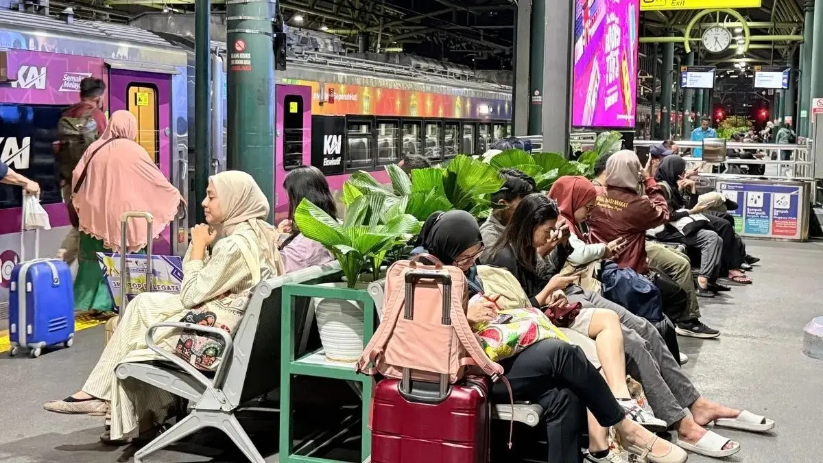 KAI menambah tiga perjalanan dan meningkatkan kapasitas dua kereta reguler untuk mengantisipasi kebutuhan mobilitas masyarakat. (Antara)