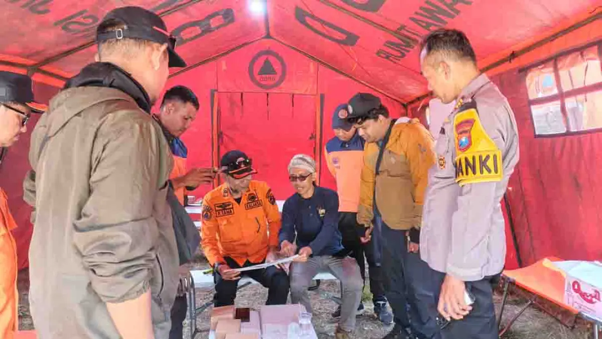 Kalaksa BPBD Banyuwangi Partana lakukan koordinasi di denda Posko yang berada di Area Paltuding untuk petakan serta padamkan titik api, Minggu (6/9). (M Ksatria Raya/Radar Banyuwangi)