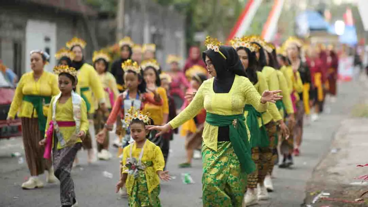 PAWAI: Kemeriahan pesta rakyat berupa pawai budaya di Dusun Panjen, Desa Jambewangi, Kecamatan Sempu, Sabtu (5/9). (Bujing for Radar Banyuwangi)