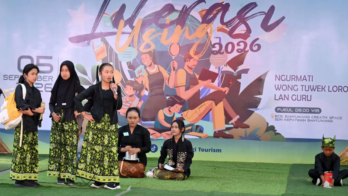 Pelajar SD dan SMP menampilkan kemampuan literasi berbahasa Oseng pada Festival Literasi Using di Creative Space Taman Blambangan pada Sabtu (5/9). (Ramada Kusuma/Radar Banyuwangi)