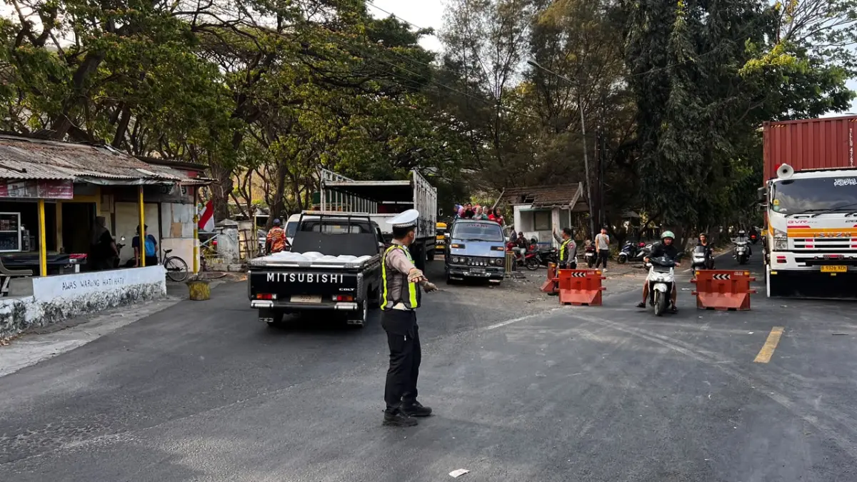 Personel Polresta Banyuwangi mengatur arus kendaraan menuju Pelabuhan Ketapang, Banyuwangi, di tengah kepadatan antrean, Minggu (6/9). Penanganan dilakukan bersama instansi terkait melalui rekayasa lalu lintas dan optimalisasi penyeberangan. (Istimewa)