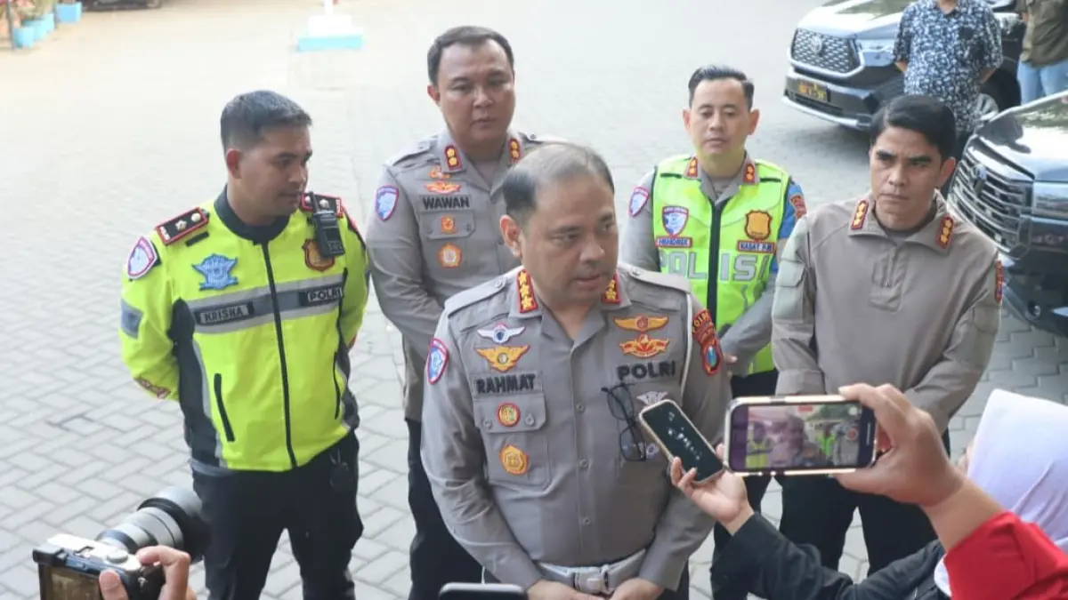Petugas membantu kendaraan dengan kebutuhan mendesak agar tetap dapat bergerak di tengah kepadatan arus menuju Pelabuhan Ketapang, Banyuwangi. (Istimewa)