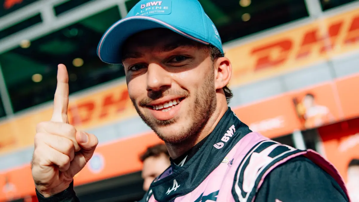 Pierre Gasly merayakan pole position pertama dalam karier Formula 1 setelah menjadi yang tercepat pada kualifikasi GP Italia 2026 di Monza, Sabtu (5/9). (F1)
