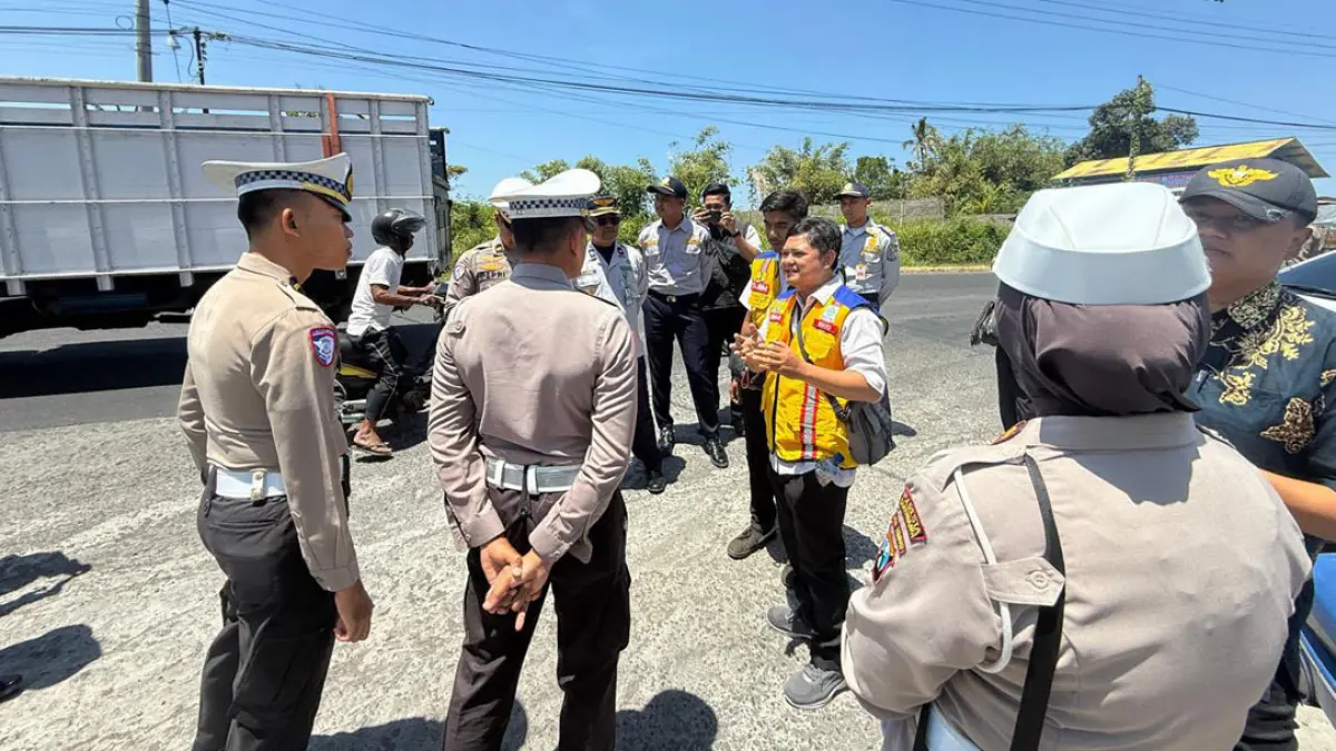 TINJAU LOKASI: Anggota Satlantas dan instansi terkait meninjau langsung arus lalu lintas di jalan raya Kecamatan Kabat. (IRVIN for Radar Banyuwangi)