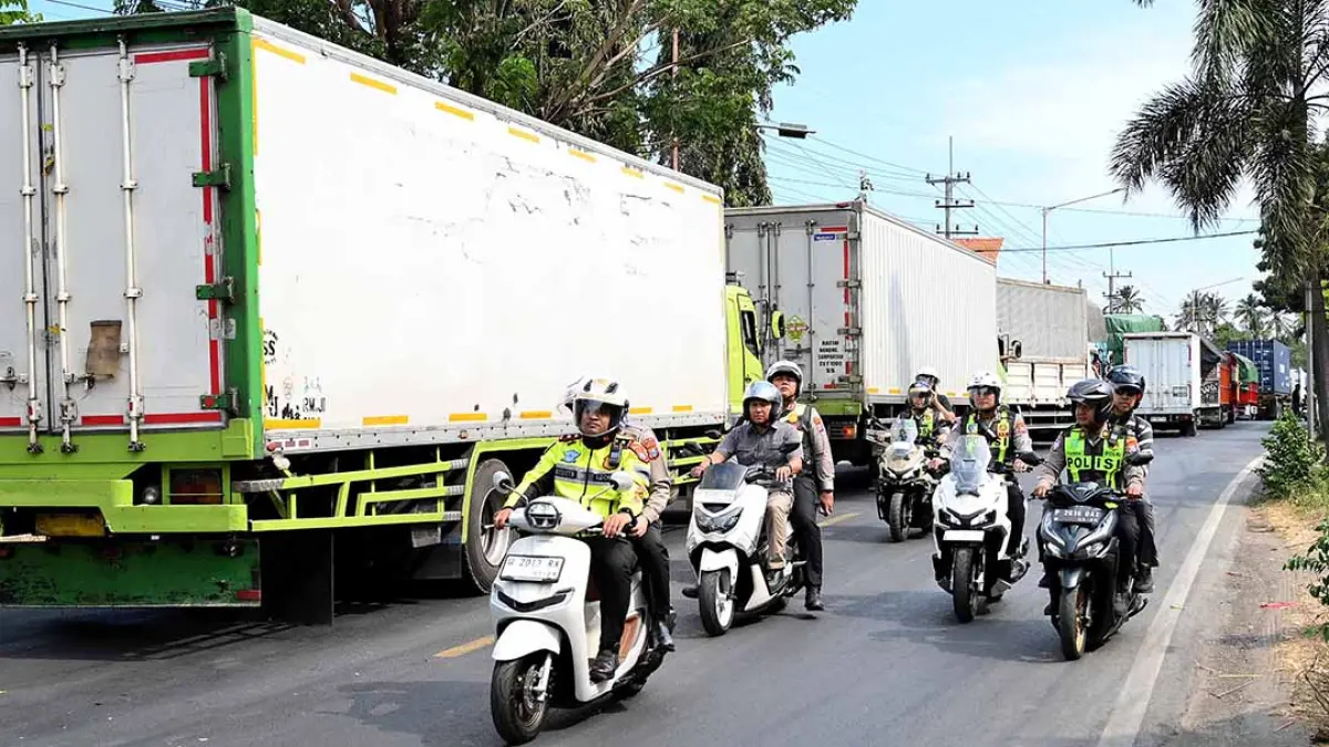 Antrean menuju Pelabuhan Ketapang sempat mencapai 9 kilometer. Polda Jatim mengerahkan 60 personel dan 30 motor untuk mengurai kemacetan 24 jam. (Ramada Kusuma/Radar Banyuwangi)
