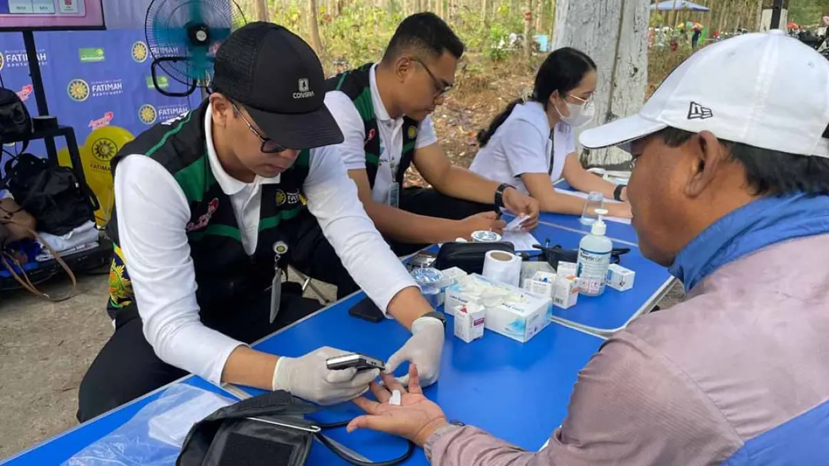 ANTUSIAS: Warga mengakses layanan pemeriksaan kesehatan murah yang digelar RSI Fatimah di lokasi CFD Karetan, Kecamatan Purwoharjo, Minggu (6/9). (RSI Fatimah for Radar Banyuwangi)