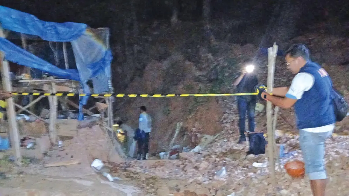 DIAMANKAN: Polisi memasang garis polisi di tambang emas ilegal Gumuk Genderuwo yang menewaskan Sudarto alias Kancil, 50, di Dusun Pancer, Desa Sumberagung, Kecamatan Pesanggaran pada Sabtu malam (5/9). (HERU for Radar Banyuwangi)