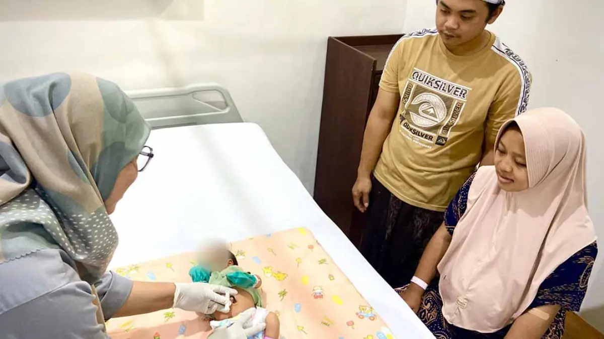 EDUKASI: Bidan Sayu wiwit Edukasi Keluarga Rawat Tali Pusat guna Cegah Risiko Tetanus Neonatorum. (PUTRI RSUD BLAMBANGAN)