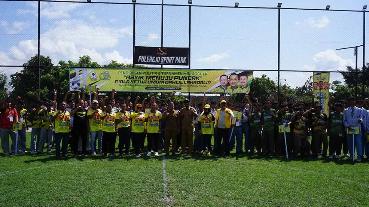 MERIAH: Perwakilan empat DPD Partai Golkar berfoto bersama peserta Bahlil Mini Soccer Asyik Menuju Puncak Zona 3 Tulungagung di Pulerejo Sport Park, Senin (7/9). (DR Perdana/Radar Tulungagung)
