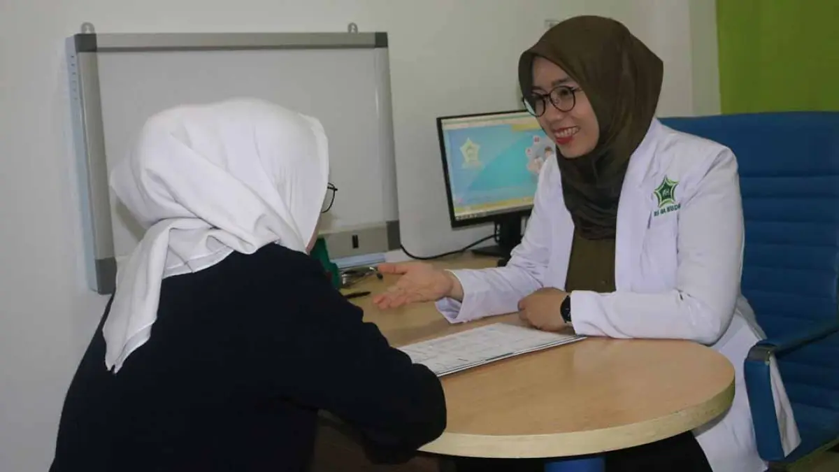 PENCEGAHAN PENYAKIT: Dokter RS Al Huda melayani konsultasi pasien. (RS AL HUDA for Radar Banyuwangi)