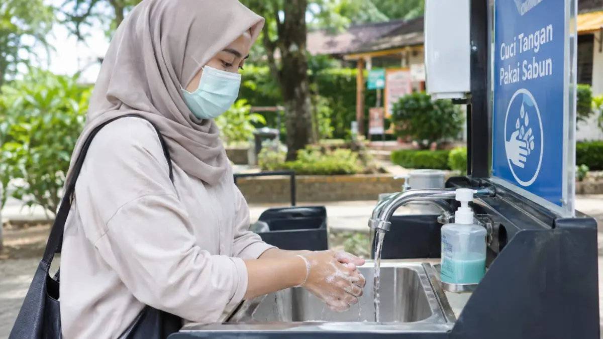 Warga mencuci tangan dengan sabun sebagai salah satu kebiasaan sederhana untuk menjaga kebersihan dan membantu mengurangi risiko penularan penyakit. (ChatGPT)