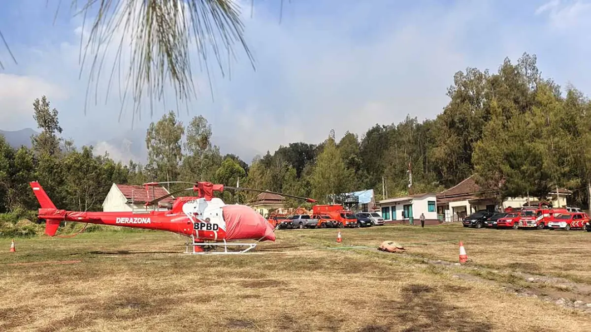 WATER BOMBING: Helikopter milik BPBD Jatim disiapkan untuk membawa air guna memadamkan api yang membakar kawasan Ijen dan sekitar. (Humas Pemkab Banyuwangi)