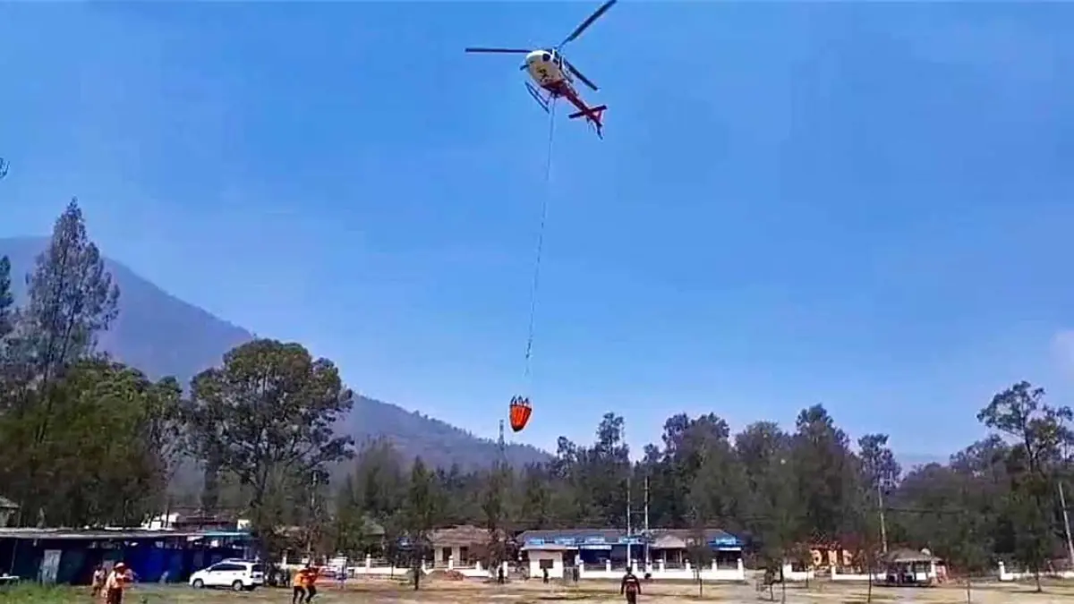 WATER BOMBING: Helikopter milik BPBD Jatim membawa air untuk memadamkan api yang membakar kawasan Ijen dan sekitar. (Humas Pemkab Banyuwangi)