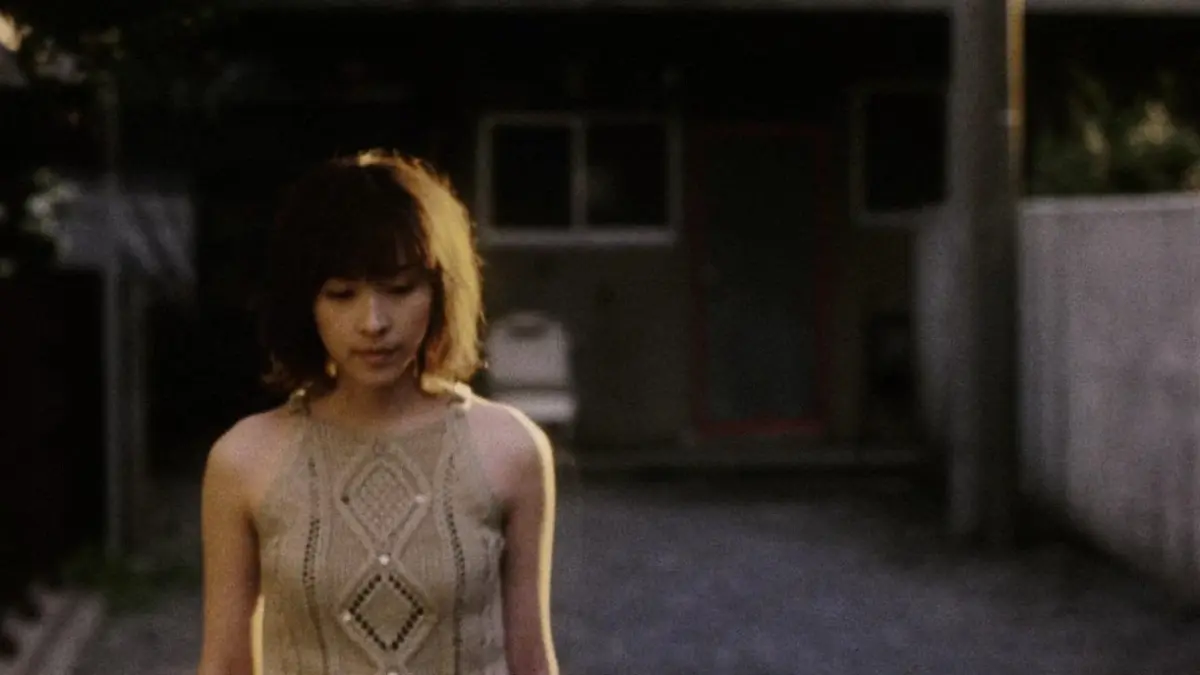 Adegan dan atmosfer dingin dalam Pulse (2001) karya Kiyoshi Kurosawa menggambarkan internet sebagai ruang yang mempertemukan manusia dengan kesepian dan kehampaan. (IMDb)