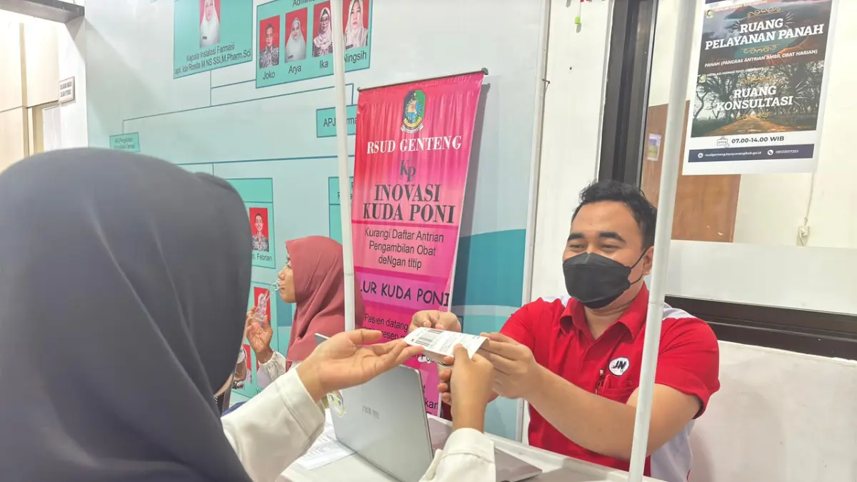 ANTAR KE RUMAH: Petugas JNE menyerahkan bukti pengiriman obat ke pasien melalui layanan Panah.(RSUD Genteng untuk Raba)