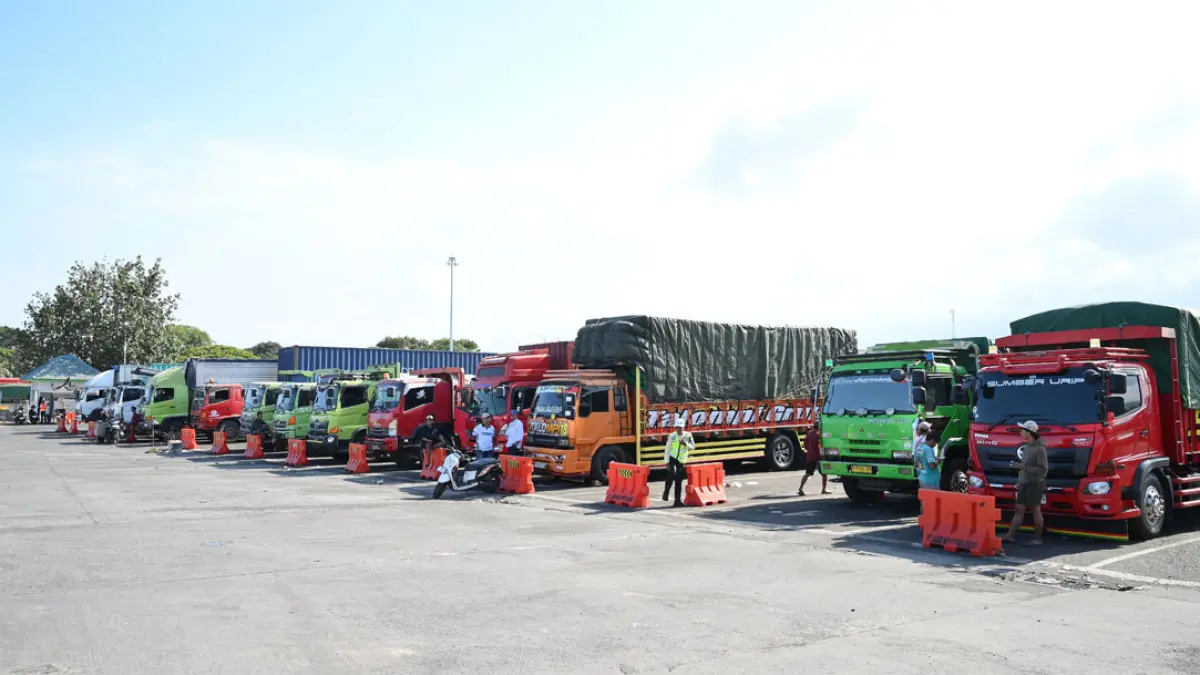 ANTRE BERHARI-HARI: Truk logistik antre masuk kapal di kantong parkir dermaga Bulusan. Jika pengerjaan dermaga cepat selesai, truk tidak perlu antre lebih lama. (Ramada Kusuma/Radar Banyuwangi)