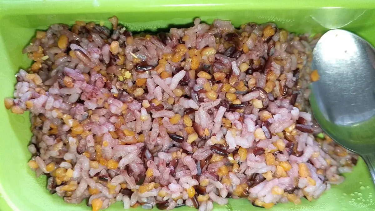 Campuran nasi putih dengan beras merah dan jagung dapat menjadi pilihan untuk menambah variasi sumber karbohidrat dan asupan serat dalam menu sehari-hari. (Meivira untuk Radar Banyuwangi)