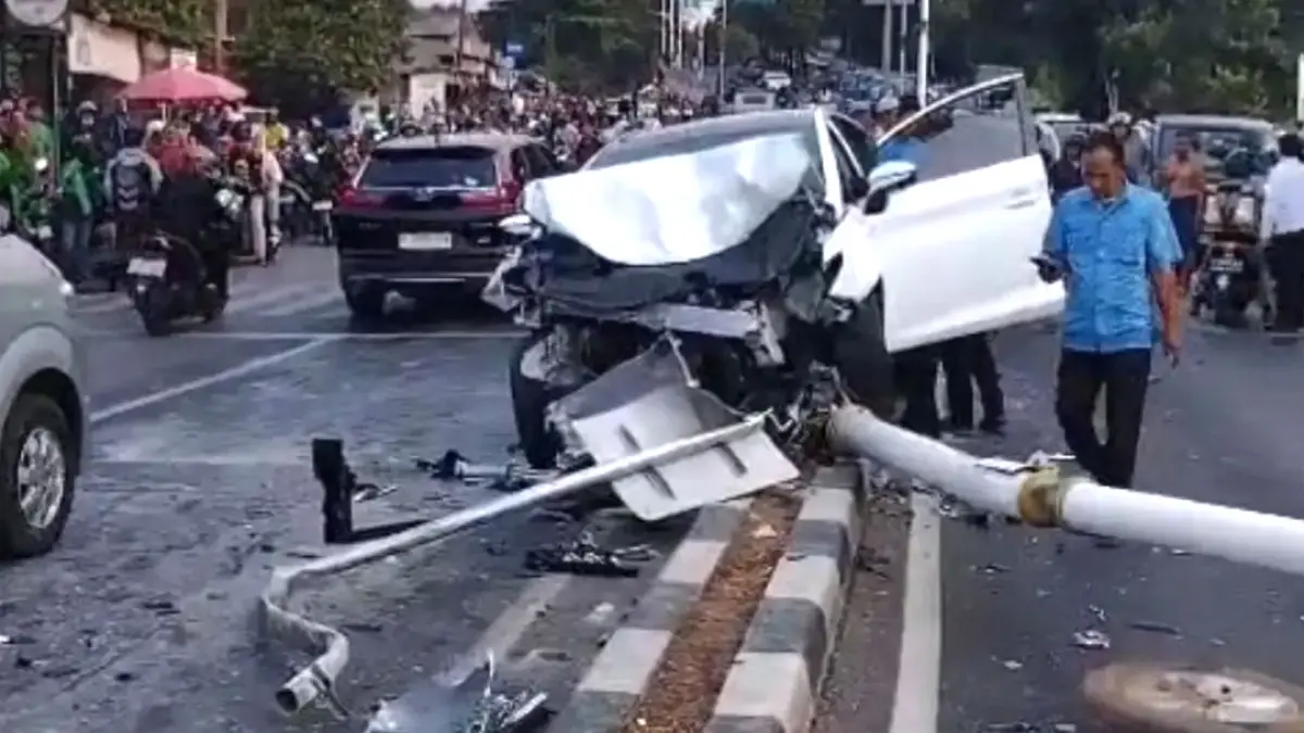 Dampak kecelakaan maut yang melibatkan mobil BYD M6 di Kembangan Jakarta Barat, Sabtu (5/9) sore. (Istimewa via JP Metropolitan)