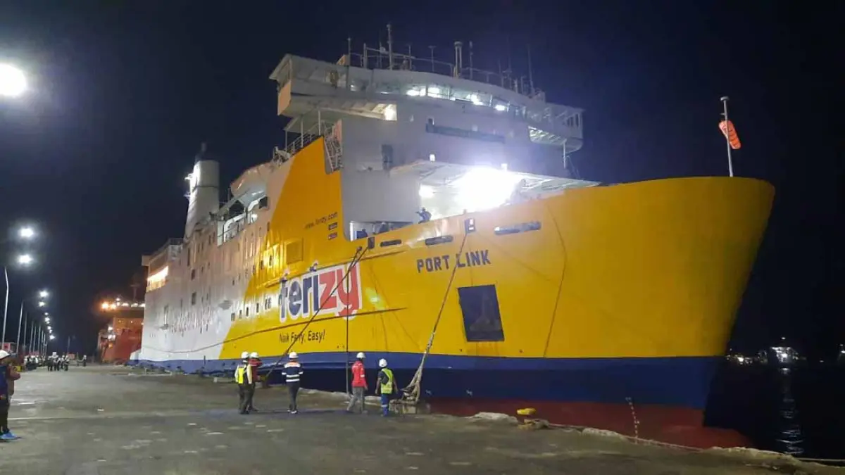 DATANG MALAM: KMP Portlink 0 dari Pelabuhan Merak tiba di Tanjungwangi, Senin (7/9) malam. (KSOP Tanjungwangi for Radar Banyuwangi)