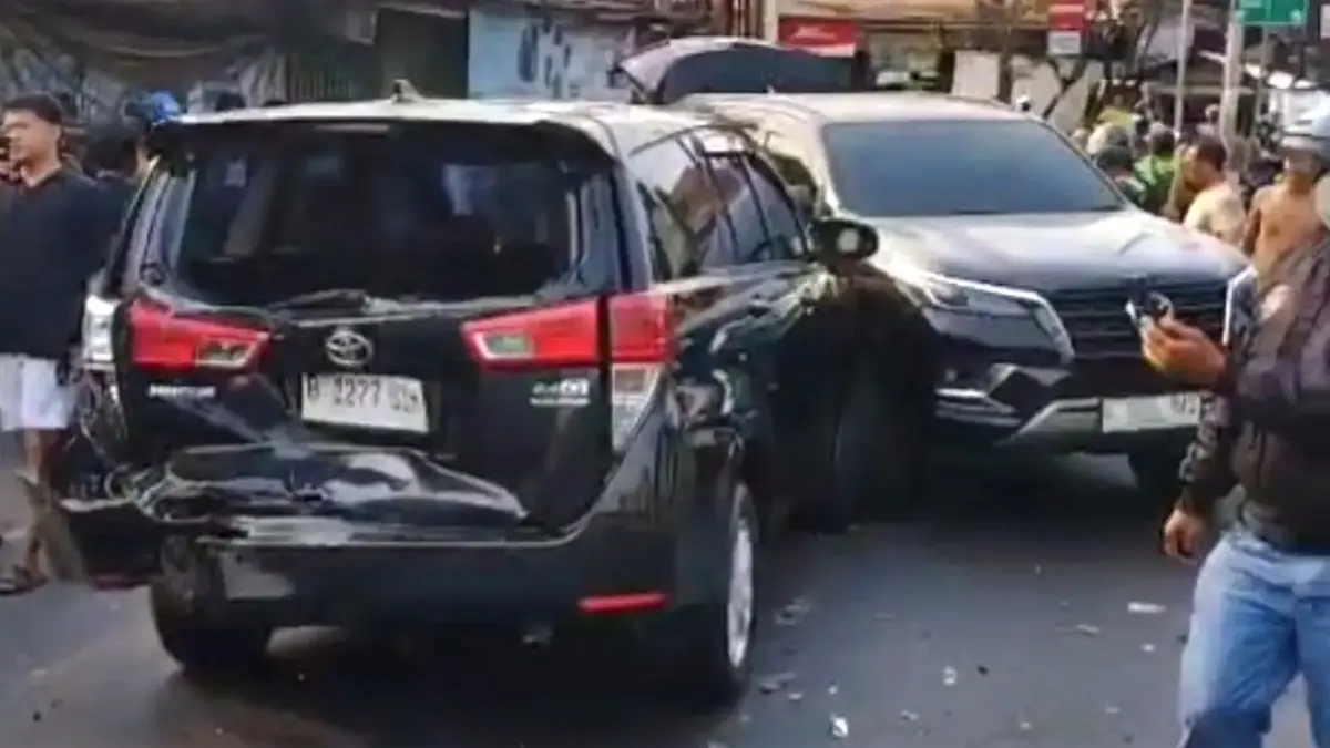 Kecelakaan beruntun melibatkan BYD dan 4 kendaraan di Kembangan, Jakarta Barat, Sabtu (5/9). (Istimewa via JawaPos.com)