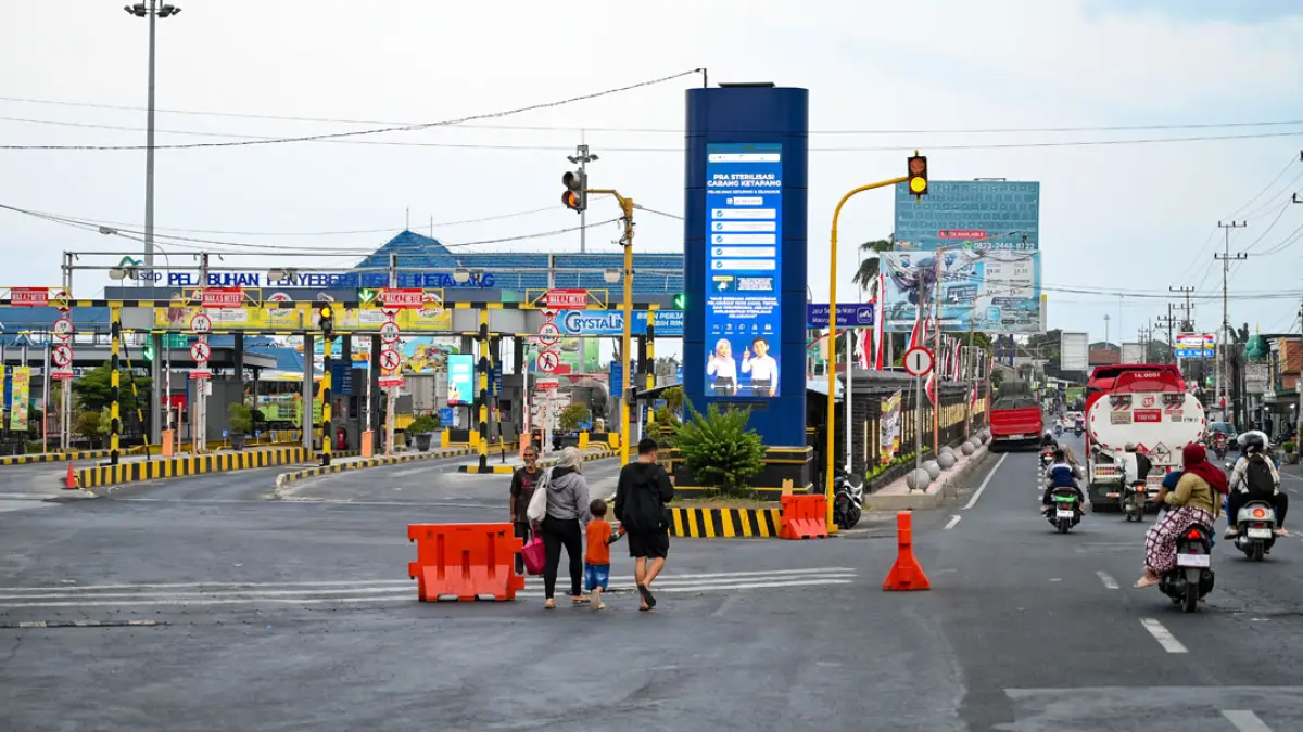 KEMBALI NORMAL: Pintu masuk Pelabuhan ASDP Ketapang tampak sepi setelah kemacetan panjang terurai, Selasa (8/9). (Ramada Kusuma/Radar Banyuwangi)
