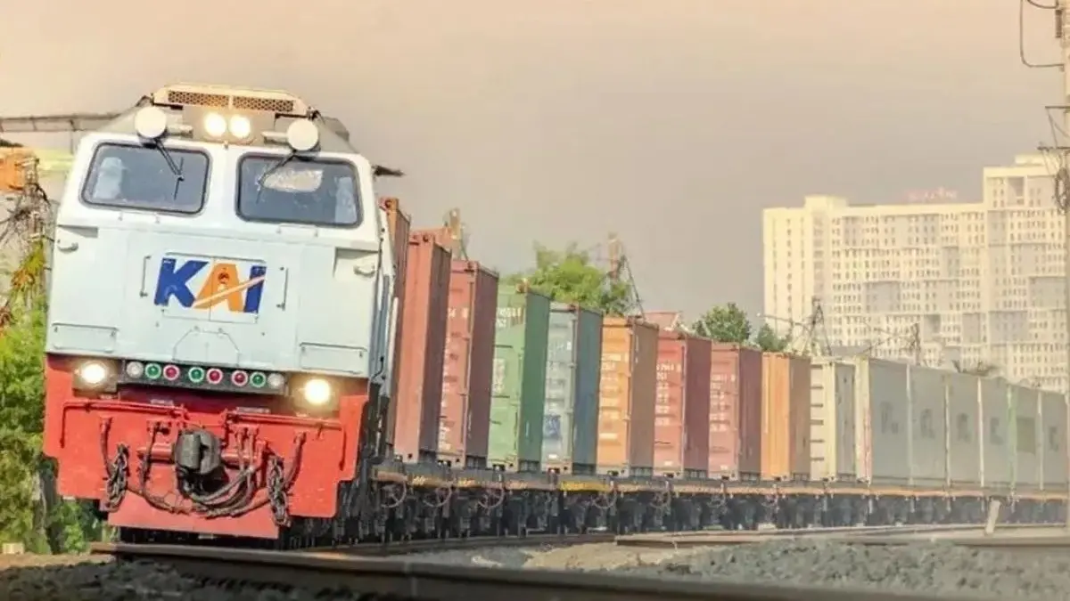 Kereta api barang KAI melayani distribusi komoditas dalam jumlah besar melalui jaringan transportasi berbasis rel. Volume angkutan retail KAI mencapai 169.044 ton sepanjang Januari-Agustus 2026. (Antara)