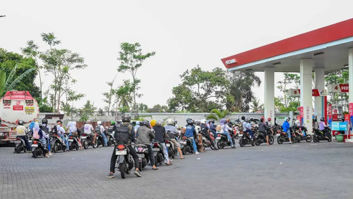 MENGULAR: Antrean kendaraan roda dua mengisi BBM jenis Pertalite di SPBU Gajahmada, Banyuwangi, Selasa (8/9). (Ramada Kusuma/Radar Banyuwangi