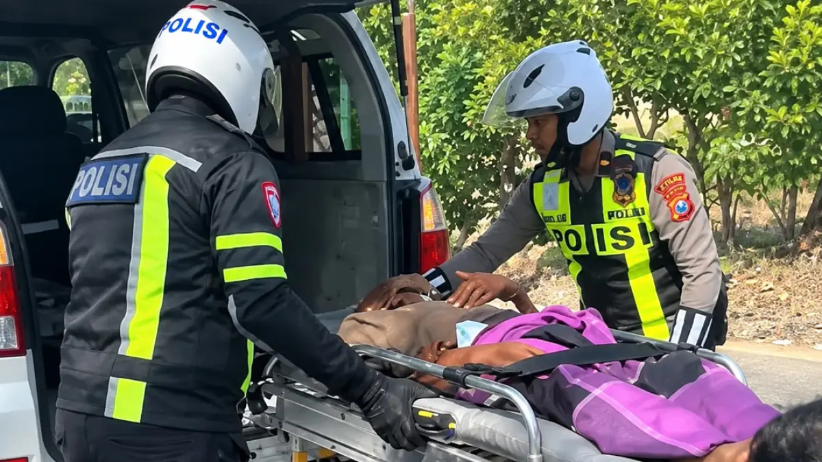 Personel Polresta Banyuwangi dan Ditlantas Polda Jatim mengevakuasi pasien pasca operasi yang terjebak macet di Jalan Raya Situbondo-Banyuwangi Selasa (8/9). (Humas Polresta Banyuwangi)