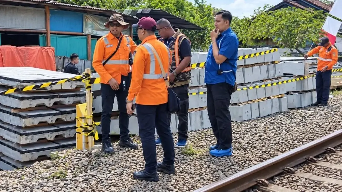 Petugas KAI Daop 6 Yogyakarta melakukan perawatan geometri jalan rel dan pemasangan Concrete Level Crossing (CLC) di JPL 739 KM 541+463, Jalan HOS Cokroaminoto, Yogyakarta. (Antara)