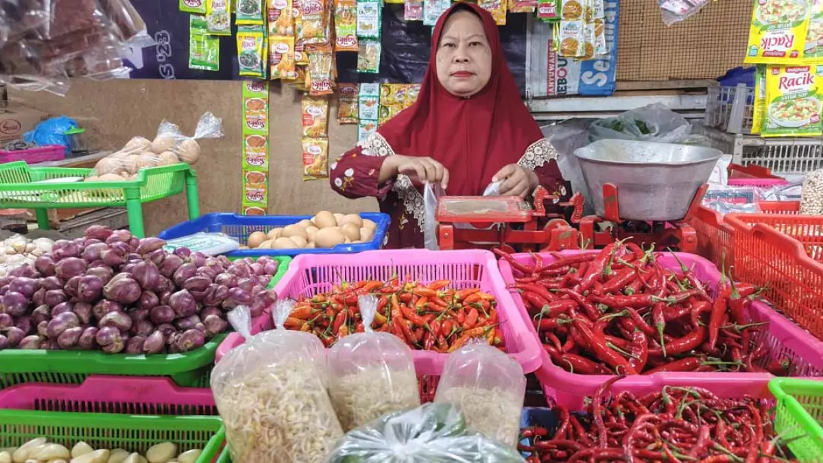 SEDANG NAIK: Salah satu pedagang menjajakan sembako dan aneka bumbu masakan di Pasar Banyuwangi, Selasa (8/9). (Ksatria Raya/Radar Banyuwangi)
